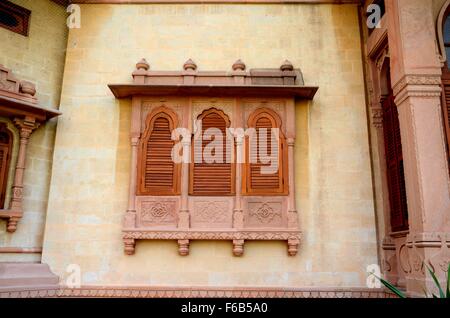 Holz geschnitzt, Fensterläden und reich verzierten Fenster Mohatta Palast Museum Karachi Sindh Pakistan Stockfoto