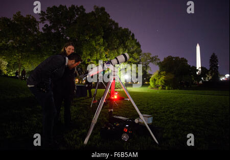 Teilnehmer in der zweiten White House Astronomie Nacht Blick durch Teleskope auf dem South Lawn des weißen Hauses, Montag, 19. Oktober 2015. Die zweite weiße Haus Astronomie Nacht brachte Schüler, Lehrer, Wissenschaftler und NASA-Astronauten für eine Nacht der Sternenhimmel und raumbezogenen Bildungsaktivitäten, die Bedeutung von Wissenschaft, Technologie, Technik und Mathematik (STEM) Bildung zu fördern. Bildnachweis: (NASA/Joel Kowsky) Stockfoto