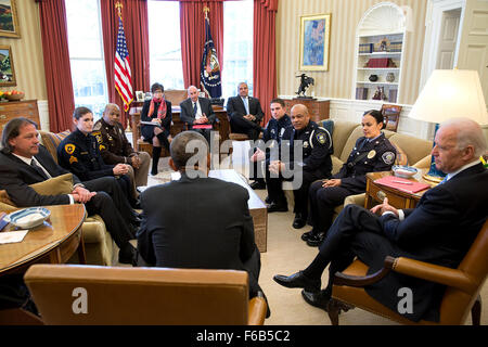 Präsident Barack Obama und Vize-Präsident Joe Biden Treffen mit einfachen Vollzugsbeamten aus über dem Land, im Oval Office, 24. Februar 2015. Sie diskutieren, wie Gemeinden und Strafverfolgungsbehörden zusammenarbeiten kann, um Vertrauen um öffentliche Sicherheit zu gewährleisten und Stärkung der Nachbarschaften. Stockfoto