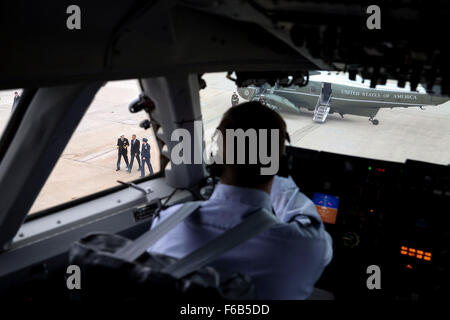 Präsident Barack Obama, ist aus dem Cockpit aus Marine One in Air Force One auf gemeinsamer Basis Andrews, MD. für die Abfahrt auf dem Weg nach Atlanta, Georgia, 10. März 2015 geleitet. Stockfoto