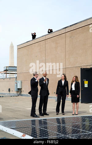 Präsident Barack Obama sieht Sonnenkollektoren mit Energy Department Ingenieur Eric Haukdal auf dem Dach des Department of Energy in Washington, DC, 19. März 2015. Liz Sherwood-Randall, stellvertretende Energieminister und Kate Brandt, Umwelt Bundesvorstand, Council of Environmental Quality, Recht, begleiten sie. Stockfoto