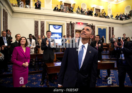 Präsident Barack Obama im Senat Kammer Replikat nach der Weihung des Edward M. Kennedy Institute für den Senat der Vereinigten Staaten in Boston, Massachusetts, 30. März 2015 applaudiert. Stockfoto