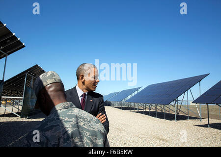 Präsident Barack Obama ist ein Rundgang von Sonnenkollektoren mit Oberst Ronald E. Jolly, Commander, bei Hill Air Force Base in Utah, 3. April 2015. Stockfoto