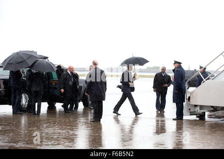Präsident Barack Obama trägt einen Regenschirm an Bord Air Force One Am Charlotte Douglas International Airport vor dem Abflug von Charlotte, N.C., 15. April 2015. Amanda Lucidon) Stockfoto
