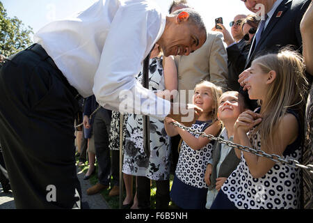 Präsident Barack Obama begrüßt Kinder nach der achte jährliche Wounded Warrior Project Soldat Fahrt auf dem South Lawn des weißen Hauses, 16. April 2015. Stockfoto