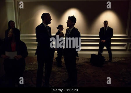 Präsident Barack Obama spricht mit David Simas, Direktor des Büros für politische Strategie und Outreach vor einem Dinner in Washington, D.C., 23. April 2015. Lawrence Jackson) Stockfoto