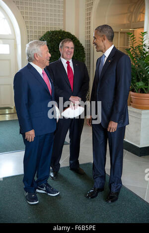Präsident Barack Obama spricht mit New England Patriots Besitzer Robert Kraft, links, und Coach Bill Belichick in West Garden Room des weißen Hauses vor einer Veranstaltung zu Ehren des Teams und den Super Bowl XLIX Sieg auf dem South Lawn des weißen Hauses, 23. April 2015. Stockfoto