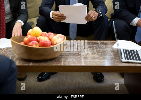 Präsident Barack Obama hält Rede Prep für die White House Correspondents' Association Dinner mit David Litt, Senior Presidential Redenschreiber und Direktor des Speechwriting Cody Keenan, richtig, im Oval Office, 23. April 2015. Stockfoto