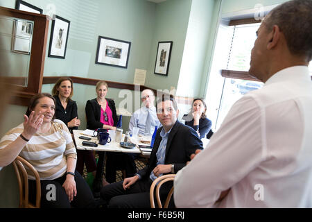 Präsident Barack Obama begrüßt Gäste bei einem Besuch mit Shanna Peeples, der 2015 nationaler Lehrer des Jahres, am Teaism in Washington, D.C., 29. April 2015. Stockfoto