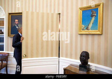Präsident Barack Obama spricht mit Senator Rob Portman, R-Ohio, in der Tür des Oval Office am Ende einer Unterzeichnungszeremonie für S.535, Energieeffizienz Improvement Act des Jahres 2015, 30. April 2015. Stockfoto