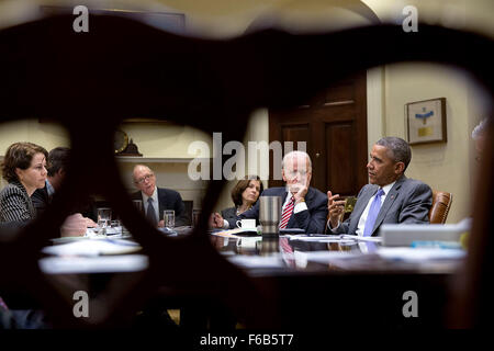 Präsident Barack Obama beruft ein Treffen mit Vizepräsident Joe Biden auf College Ratings im Roosevelt Room des weißen Hauses, 1. April 2015. Sitzend von links mit ihnen sind Cecilia Mu-oz, inländische Politik Rat Direktor; James Kvaal, inländische Politik Rat stellvertretender Direktor; Bildung Unterstaatssekretär Ted Mitchell und stellvertretender Finanzminister Sarah Bloom Raskin. Stockfoto