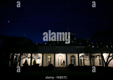 Präsident Barack Obama geht entlang der Kolonnade, Oval Office, 22. Januar 2015. (Offizielle White House Photo By Chuck Kennedy) Stockfoto