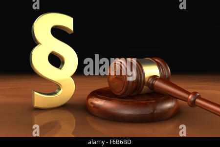 Gesetz, Gesetzmäßigkeit und Rechtssystem Konzept mit einem goldenen Absatzsymbol und einem hölzernen Hammer auf einem Desktop mit schwarzem Hintergrund. Stockfoto