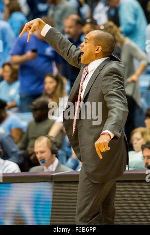 Fairfield Head Coach Sydney Johnson bei der NCAA Basketball-Spiel zwischen der Fairfield Stags und den North Carolina Tar Heels an Dean E. Smith Center am 15. November 2015 in Chapel Hill, North Carolina. Jacob Kupferman/CSM Stockfoto