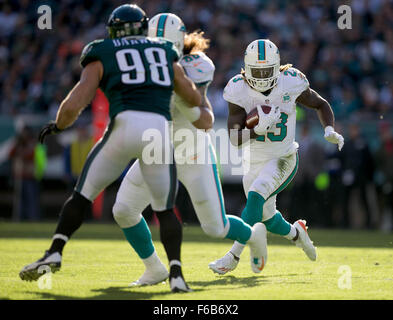 Philadelphia, Pennsylvannia, USA. 15. November 2015. Miami Dolphins Runningback Jay Ajayi (23) sucht Zimmer bei Lincoln Financial Field in Philadelphia, Pennsylvannia am 15. November 2015 laufen. Bildnachweis: Allen Eyestone/The Palm Beach Post/ZUMA Draht/Alamy Live-Nachrichten Stockfoto