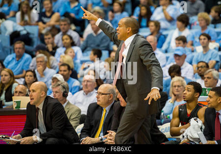Fairfield Head Coach Sydney Johnson bei der NCAA Basketball-Spiel zwischen der Fairfield Stags und den North Carolina Tar Heels an Dean E. Smith Center am 15. November 2015 in Chapel Hill, North Carolina. Jacob Kupferman/CSM Stockfoto