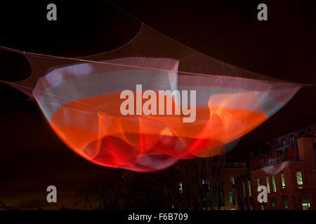 Durham, Co. Durham, England - November 15, 2015: 1,26 Durham, von Janet Echelman / Studio Echelman (USA);  Während der vom 12.-15. November 2015 Durham Lumiere zeigt ein des Lichts sichtbar. Bildnachweis: AC Bilder/Alamy Live-Nachrichten Stockfoto