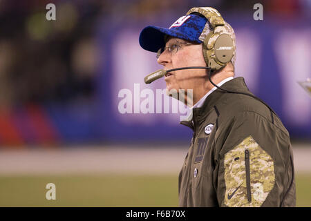 East Rutherford, New Jersey, USA. 15. November 2015. New York Giants Head Coach Tom Coughlin blickt auf in der NFL-Spiel zwischen den New England Patriots und die New York Giants im MetLife Stadium in East Rutherford, New Jersey. Die New England Patriots gewann 27-26. Christopher Szagola/CSM/Alamy Live-Nachrichten Stockfoto