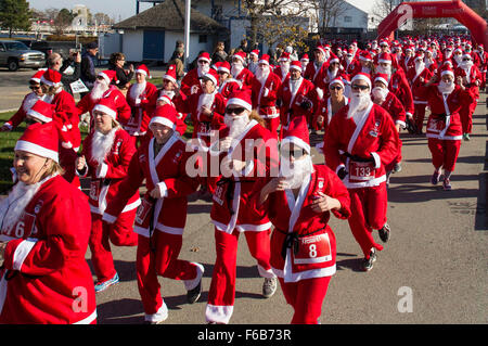 Toronto, Kanada. 15. November 2015. Teilnehmer verkleidet als Weihnachtsmann teilnehmen in der 2015 Santa 5K Run in Hamilton, Ontario, Kanada, 15. November 2015. Hunderte von Läufern nahmen an diesem jährlichen 5K Rennen, eine Wohltätigkeitsorganisation am Sonntag zu unterstützen. Bildnachweis: Zou Zheng/Xinhua/Alamy Live-Nachrichten Stockfoto