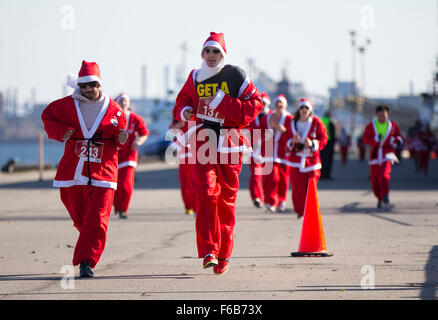 Toronto, Kanada. 15. November 2015. Teilnehmer verkleidet als Weihnachtsmann teilnehmen in der 2015 Santa 5K Run in Hamilton, Ontario, Kanada, 15. November 2015. Hunderte von Läufern nahmen an diesem jährlichen 5K Rennen, eine Wohltätigkeitsorganisation am Sonntag zu unterstützen. Bildnachweis: Zou Zheng/Xinhua/Alamy Live-Nachrichten Stockfoto