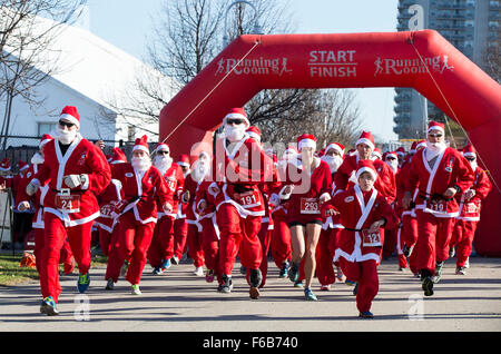 Toronto, Kanada. 15. November 2015. Teilnehmer verkleidet als Weihnachtsmann teilnehmen in der 2015 Santa 5K Run in Hamilton, Ontario, Kanada, 15. November 2015. Hunderte von Läufern nahmen an diesem jährlichen 5K Rennen, eine Wohltätigkeitsorganisation am Sonntag zu unterstützen. Bildnachweis: Zou Zheng/Xinhua/Alamy Live-Nachrichten Stockfoto