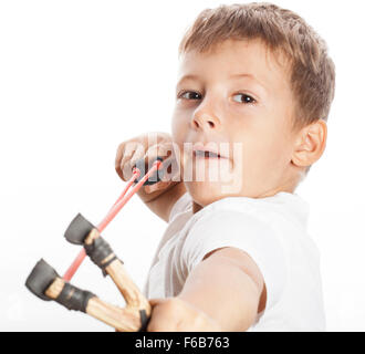 kleine niedliche wütend richtiger Junge mit Schleuder isoliert Stockfoto