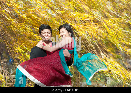 Junge indische Mann mit seiner Braut Stockfoto