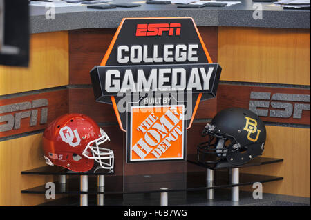 Waco, Texas, USA. 14. November 2015. Ein Oklahoma Sooners und Baylor Bears Helm sind auf Anzeige am Set von ESPN College Gameday McLane-Stadion in Waco, Texas. Austin McAfee/CSM/Alamy Live-Nachrichten Stockfoto