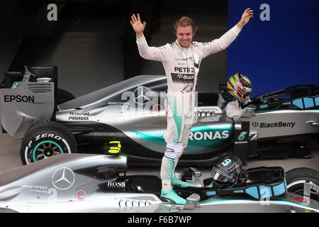 Sao Paulo, Brasilien. 15. November 2015. Deutscher pilot Nico Rosberg von Mercedes-Team feiert nach dem Gewinn der brasilianischen Grand Prix F1 in Sao Paulo, Brasilien, am 15. November 2015. © Felipe Rau/AGENCIA ESTADO/Xinhua/Alamy Live-Nachrichten Stockfoto