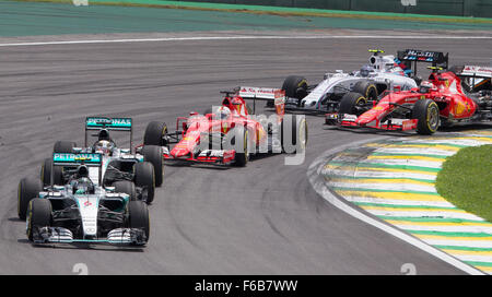 Sao Paulo, Brasilien. 15. November 2015. Piloten konkurrieren während der brasilianischen Grand Prix F1 in Sao Paulo, Brasilien, am 15. November 2015. © Felipe Rau/AGENCIA ESTADO/Xinhua/Alamy Live-Nachrichten Stockfoto