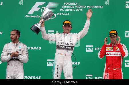 Sao Paulo, Brasilien. 15. November 2015. Nach der brasilianischen Grand Prix F1 in Sao Paulo, Brasilien, am 15. November 2015 feiern deutsche pilot Nico Rosberg (C) und britischen Lewis Hamilton (L) Mercedes-Team, und Deutsche Sebastian Vettel (R) von Ferrari-Team, auf dem Podium. © Felipe Rau/AGENCIA ESTADO/Xinhua/Alamy Live-Nachrichten Stockfoto