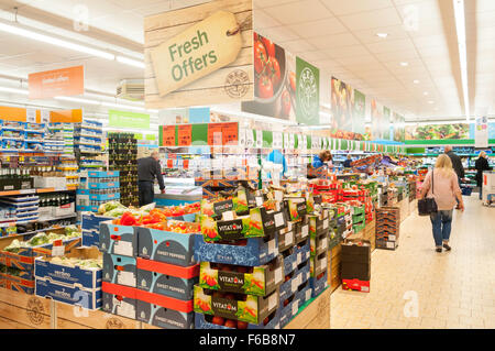 Innenraum der Lidl Supermarkt, High Street, Bracknell, Berkshire, England, Vereinigtes Königreich Stockfoto