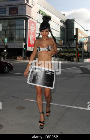 Bai Ling kommt bei den 2015 Geekie Awards in einer hausgemachten Bikini-Oberteil mit Bill Gates und Steve Jobs Gesichter und einen Rock mit Albert Einstein zusammen mit der Phrase "Bai Ling Cookie: Technologie Regeln Featuring: Bai Ling wo: Los Angeles, Cali Stockfoto