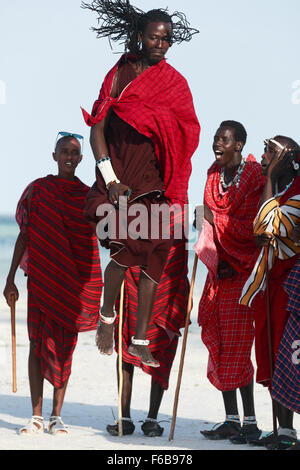 Tansania Sansibar Porträt eines Mannes aus Maasai beim Springen Stockfoto