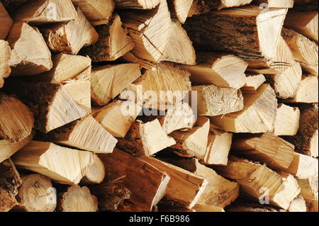 Trockenes Scheitholz protokolliert in Haufen. Natur abstrakt Hintergrund mit Stapel Brennholz. Stockfoto