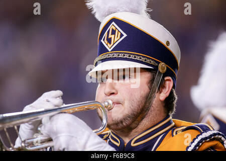 Baton Rouge, LA, USA. 14. November 2015. LSU Tigers Band durchführen für die Fans während des Spiels zwischen der LSU Tigers und die Arkansas Razorbacks im Tiger Stadium in Baton Rouge, La. Arkansas besiegte LSU 31-14. Stephen Lew/CSM/Alamy Live-Nachrichten Stockfoto