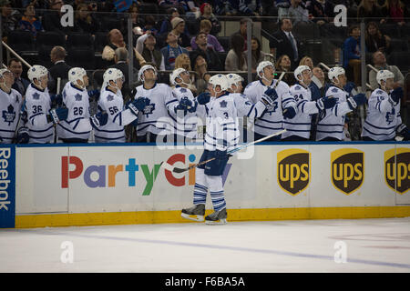 New York, NY, USA. 15. November 2015. Toronto Maple Leafs Verteidiger DION PHANEUF (3) feiert ein Ziel in der 3. Periode ein NHL-Eishockey-Spiel, Madison Square Garden, Sonntag, 15. November 2015. Bildnachweis: Bryan Smith/ZUMA Draht/Alamy Live-Nachrichten Stockfoto