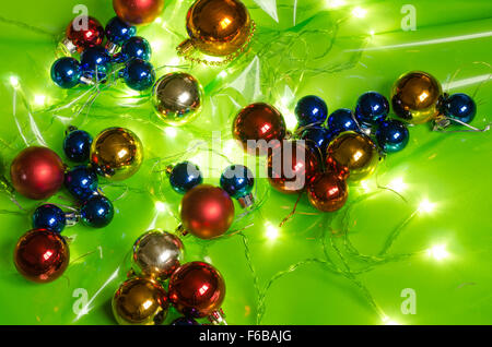 bunte Weihnachten Lichter und Kugeln Hintergrund Stockfoto