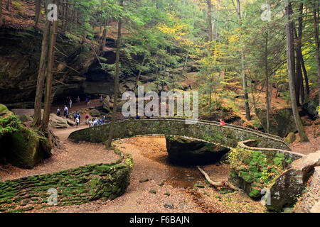 Trail entlang alter Mann Höhle, Hocking Hills State Park, Ohio Stockfoto