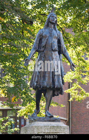 Prinzessin Pocahontas Statue, Prinzessin Pocahontas Gärten, Gravesend, Kent, England, Vereinigtes Königreich Stockfoto