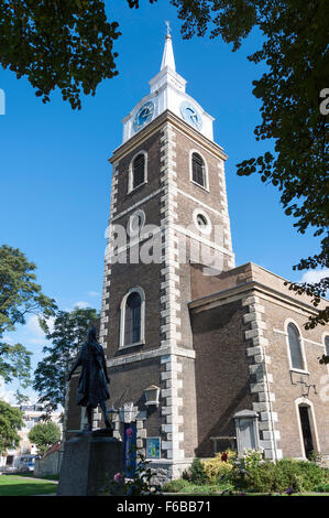 Pfarrei Kirche des St George zeigt Statue der Prinzessin Pocahontas, Gravesend, Kent, England, Vereinigtes Königreich Stockfoto