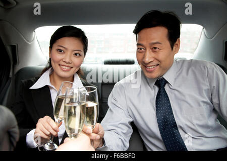 Business-Leute Toasten im Auto Stockfoto