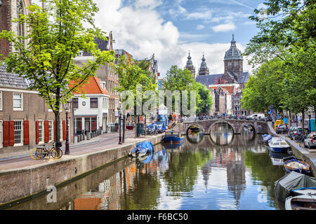 Kanal und St.-Nikolaus-Kirche in Amsterdam, Niederlande Stockfoto