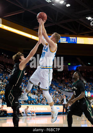 Westwood, CA. 15. November 2015. UCLA Bruins bewachen (20) Bryce Alford Laufwerke in den Korb während ein pre-Season-Spiel zwischen der Cal Poly Mustangs und den UCLA Bruins an Pauley Pavilion in Westwood, Kalifornien. Die UCLA Bruins besiegten die Cal Poly Mustangs 88-83. (Obligatorische Credit: Juan Lainez/MarinMedia/Cal Sport Media) © Csm/Alamy Live-Nachrichten Stockfoto