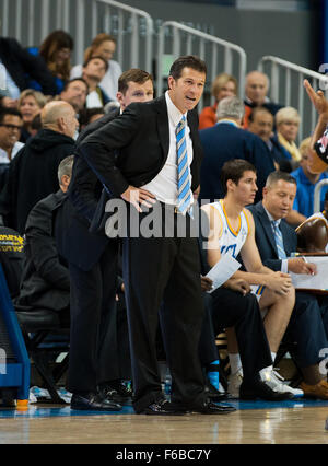 Westwood, CA. 15. November 2015. UCLA Bruins Cheftrainer Steve Alford hat einige Wörter mit einem Beamten während eines Pre-Season-Spiels zwischen der Cal Poly Mustangs und den UCLA Bruins an Pauley Pavilion in Westwood, Kalifornien. Die UCLA Bruins besiegten die Cal Poly Mustangs 88-83. (Obligatorische Credit: Juan Lainez/MarinMedia/Cal Sport Media) © Csm/Alamy Live-Nachrichten Stockfoto