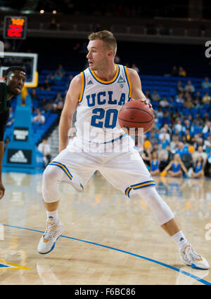 Westwood, CA. 15. November 2015. UCLA Bruins bewachen (20) Bryce Alford Laufwerke in den Korb während ein pre-Season-Spiel zwischen der Cal Poly Mustangs und den UCLA Bruins an Pauley Pavilion in Westwood, Kalifornien. Die UCLA Bruins besiegten die Cal Poly Mustangs 88-83. (Obligatorische Credit: Juan Lainez/MarinMedia/Cal Sport Media) © Csm/Alamy Live-Nachrichten Stockfoto