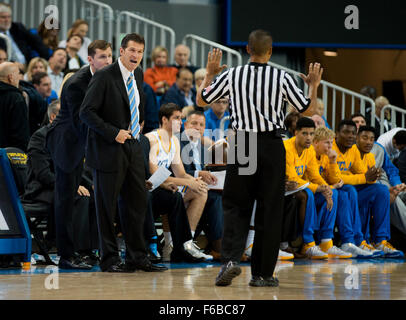 Westwood, CA. 15. November 2015. UCLA Bruins Cheftrainer Steve Alford hat einige Wörter mit einem Beamten während eines Pre-Season-Spiels zwischen der Cal Poly Mustangs und den UCLA Bruins an Pauley Pavilion in Westwood, Kalifornien. Die UCLA Bruins besiegten die Cal Poly Mustangs 88-83. (Obligatorische Credit: Juan Lainez/MarinMedia/Cal Sport Media) © Csm/Alamy Live-Nachrichten Stockfoto