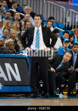 Westwood, CA. 15. November 2015. UCLA Bruins Cheftrainer Steve Alford ist nicht glücklich, während ein pre-Season-Spiel zwischen der Cal Poly Mustangs und den UCLA Bruins an Pauley Pavilion in Westwood, Kalifornien. Die UCLA Bruins besiegten die Cal Poly Mustangs 88-83. (Obligatorische Credit: Juan Lainez/MarinMedia/Cal Sport Media) © Csm/Alamy Live-Nachrichten Stockfoto