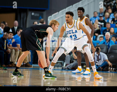 Westwood, CA. 15. November 2015. UCLA Bruins bewachen (43) Jona Bolden spielt einige Verteidigung während ein pre-Season-Spiel zwischen der Cal Poly Mustangs und den UCLA Bruins an Pauley Pavilion in Westwood, Kalifornien. Die UCLA Bruins besiegten die Cal Poly Mustangs 88-83. (Obligatorische Credit: Juan Lainez/MarinMedia/Cal Sport Media) © Csm/Alamy Live-Nachrichten Stockfoto