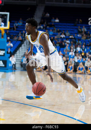 Westwood, CA. 15. November 2015. UCLA Bruins bewachen (10) Isaac Hamilton-Laufwerke in den Korb während ein pre-Season-Spiel zwischen der Cal Poly Mustangs und den UCLA Bruins an Pauley Pavilion in Westwood, Kalifornien. Die UCLA Bruins besiegten die Cal Poly Mustangs 88-83. (Obligatorische Credit: Juan Lainez/MarinMedia/Cal Sport Media) © Csm/Alamy Live-Nachrichten Stockfoto